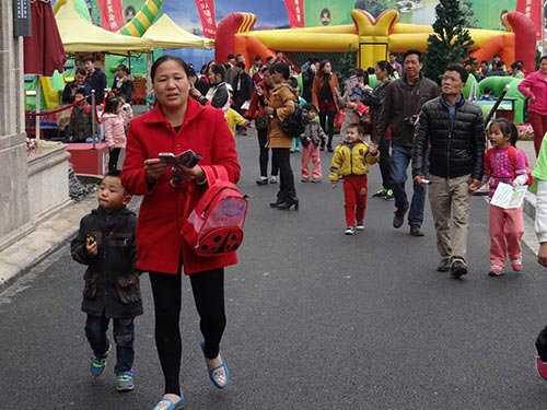 龙骑侠主题动漫嘉年华开幕 南宁变身梦幻王国