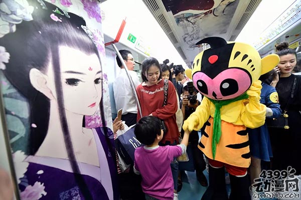 超过50万网友关注动漫地铁专列首发